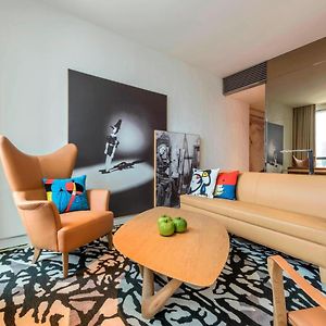 Deluxe Suite Executive Lounge Access 1 King